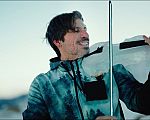 Il musicista Andrea Casta con il violino di ghiaccio lancia Ice Vibes