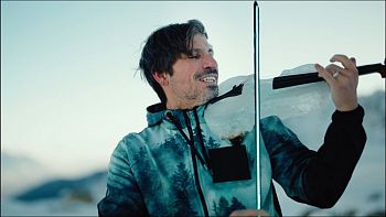 Il musicista Andrea Casta con il violino di ghiaccio lancia Ice Vibes