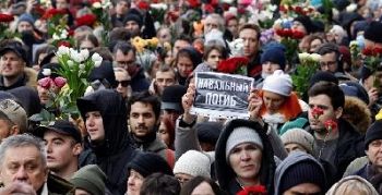 Migliaia di persone radunate a Mosca per il funerale di Navalny