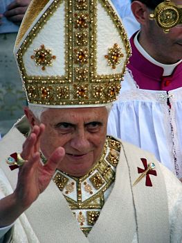 Il Santo Padre, Benedetto XVI lascia il pontificato