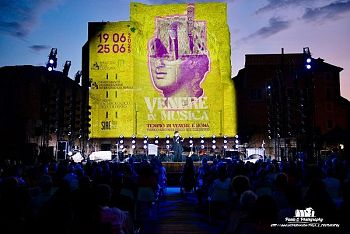Vinicio Capossela accende “Venere in Musica”. La toccante interpretazione di Margherita Vicario.