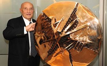 Ci ha lasciato Arnaldo Pomodoro Scultore Visionario Moderno