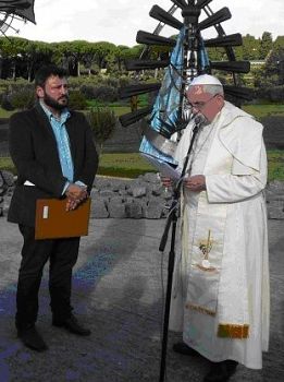 Il Papa Francesco benedice due opere dello scultore Alejandro MarmO
