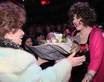 Gina Lollobrigida, in prima fila al Salone Margherita per lo spettacolo “Femmina”.